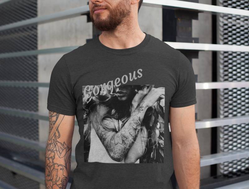Unisex Garment-Dyed T-Shirt "Gorgeous" von Melooodys