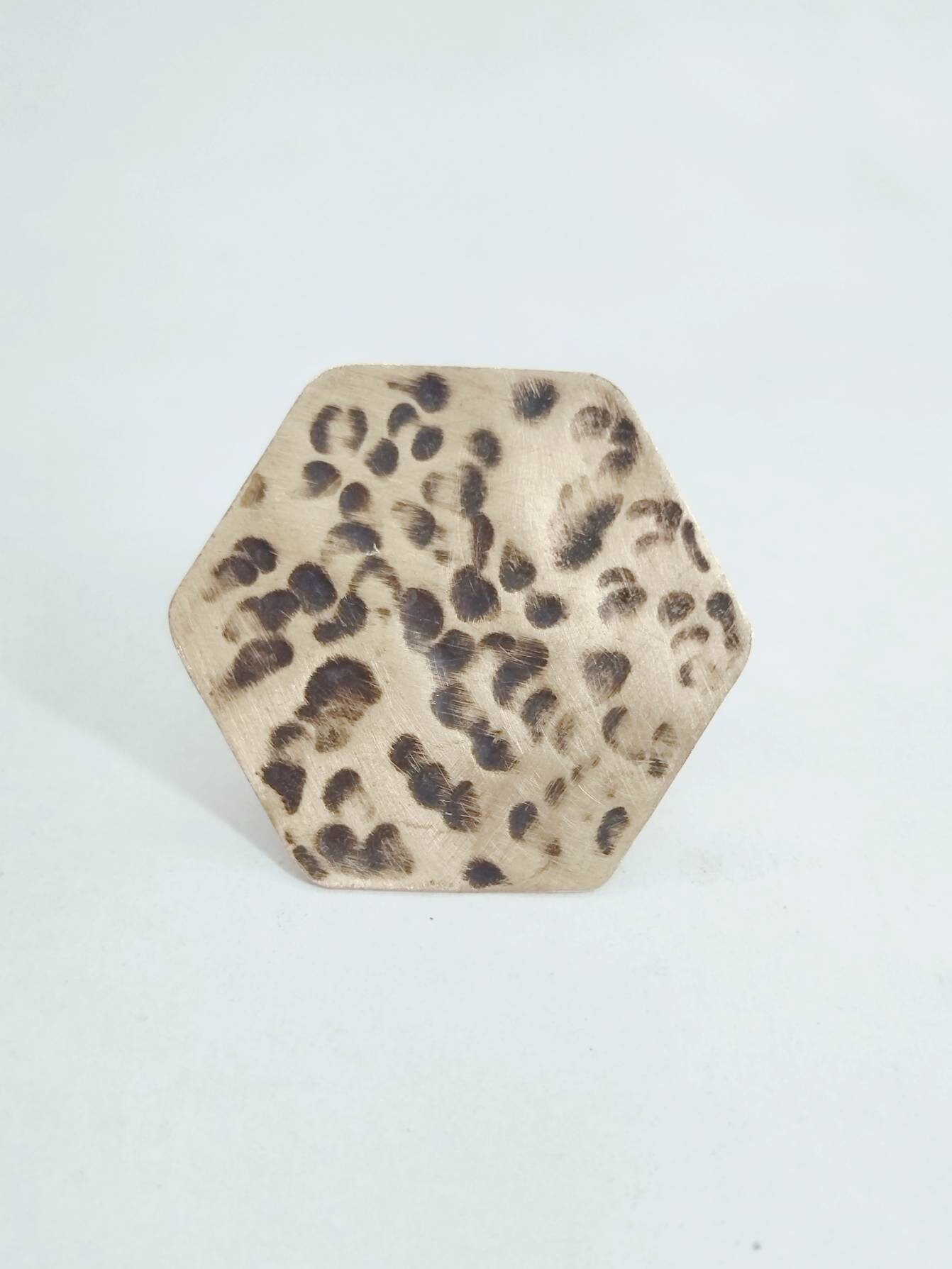 Gehämmerter Ring Aus Rohmessing, Sechseckig Gehämmerter Ring Aus Rohmessing, Sechseckig von Meloumoi