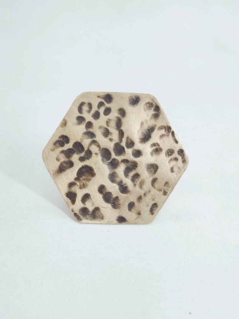 Gehämmerter Ring Aus Rohmessing, Sechseckig Gehämmerter Ring Aus Rohmessing, Sechseckig von Meloumoi