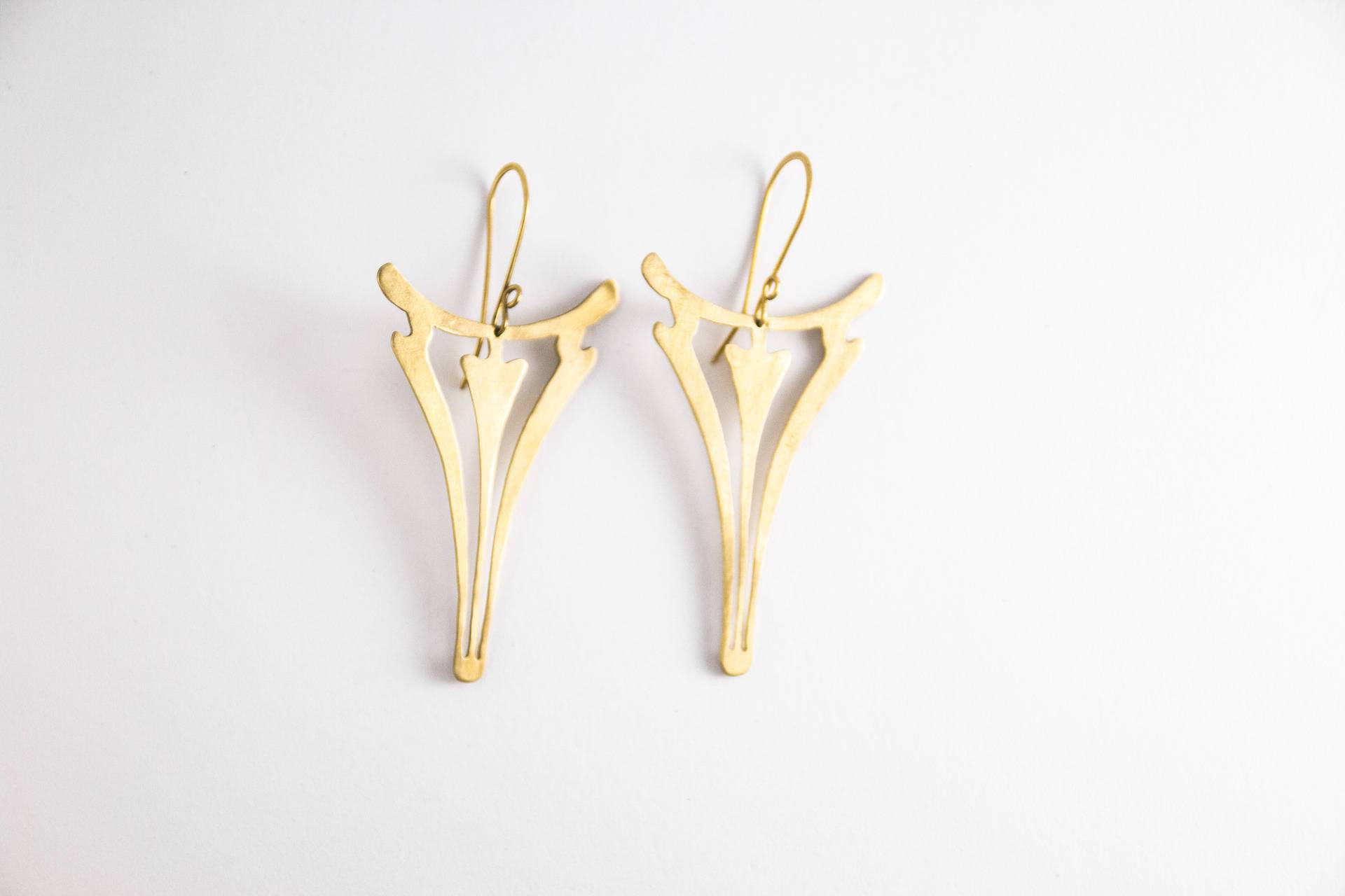 Goldene Art-Déco-Ohrringe Aus Messing Mit Ausschnitten Goldene Art-Déco-Ohrringe Aus Messing Mit Ausschnitten von Meloumoi