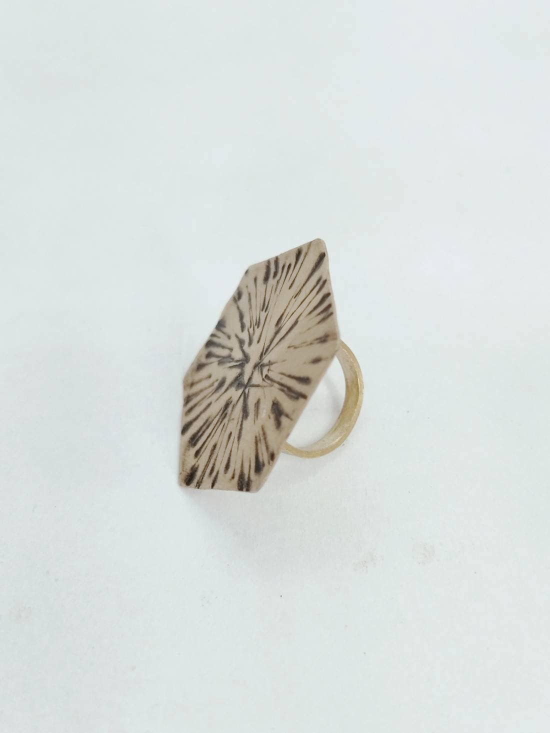 Großer Sechseckiger Ring Aus Gehämmertem Messing Großer Sechseckiger Ring Aus Gehämmertem Messing von Meloumoi