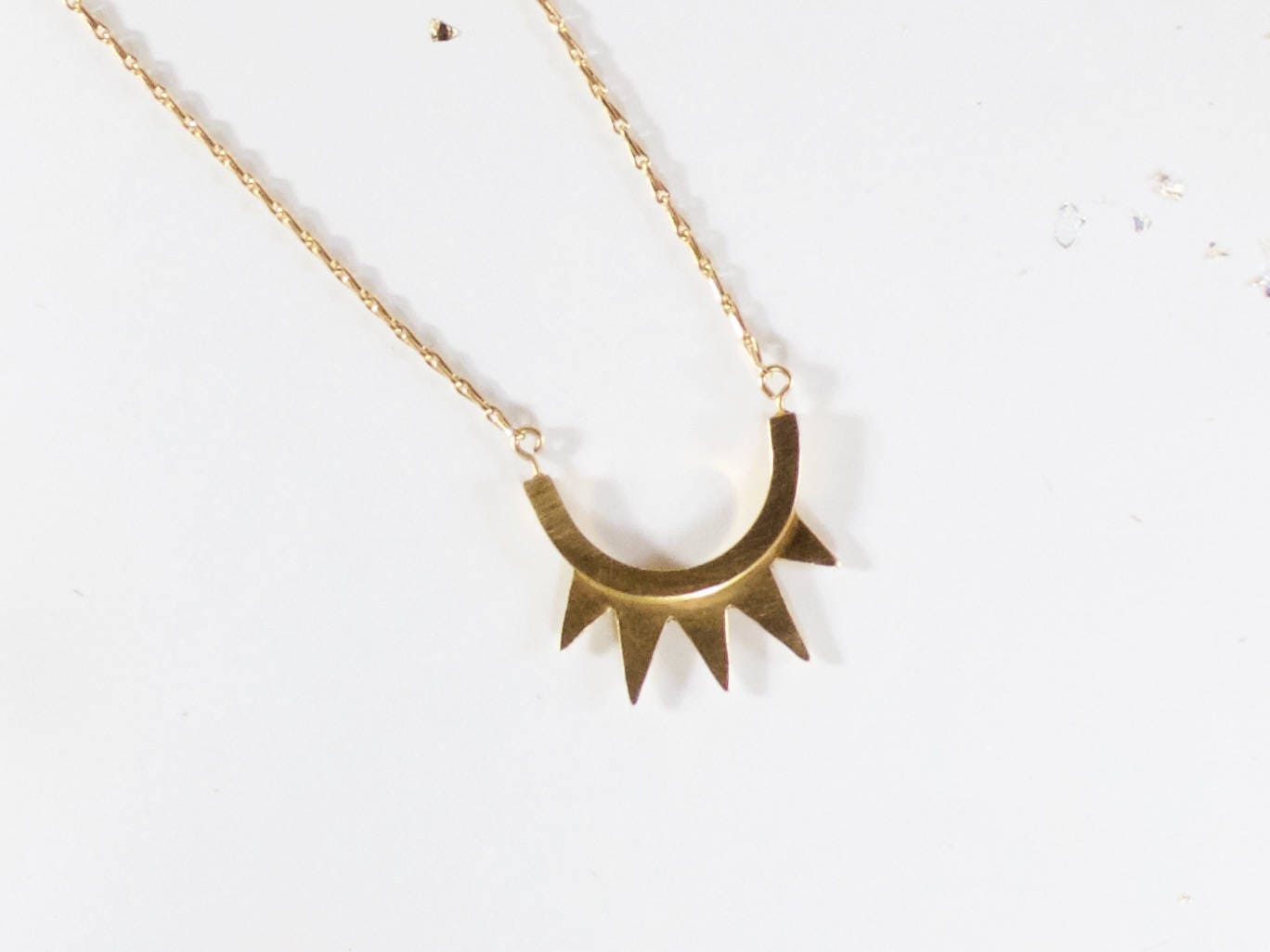 Mittellange Halskette Mit Goldenen Messingspitzen Mittellange Halskette Mit Goldenen Messingspitzen von Meloumoi