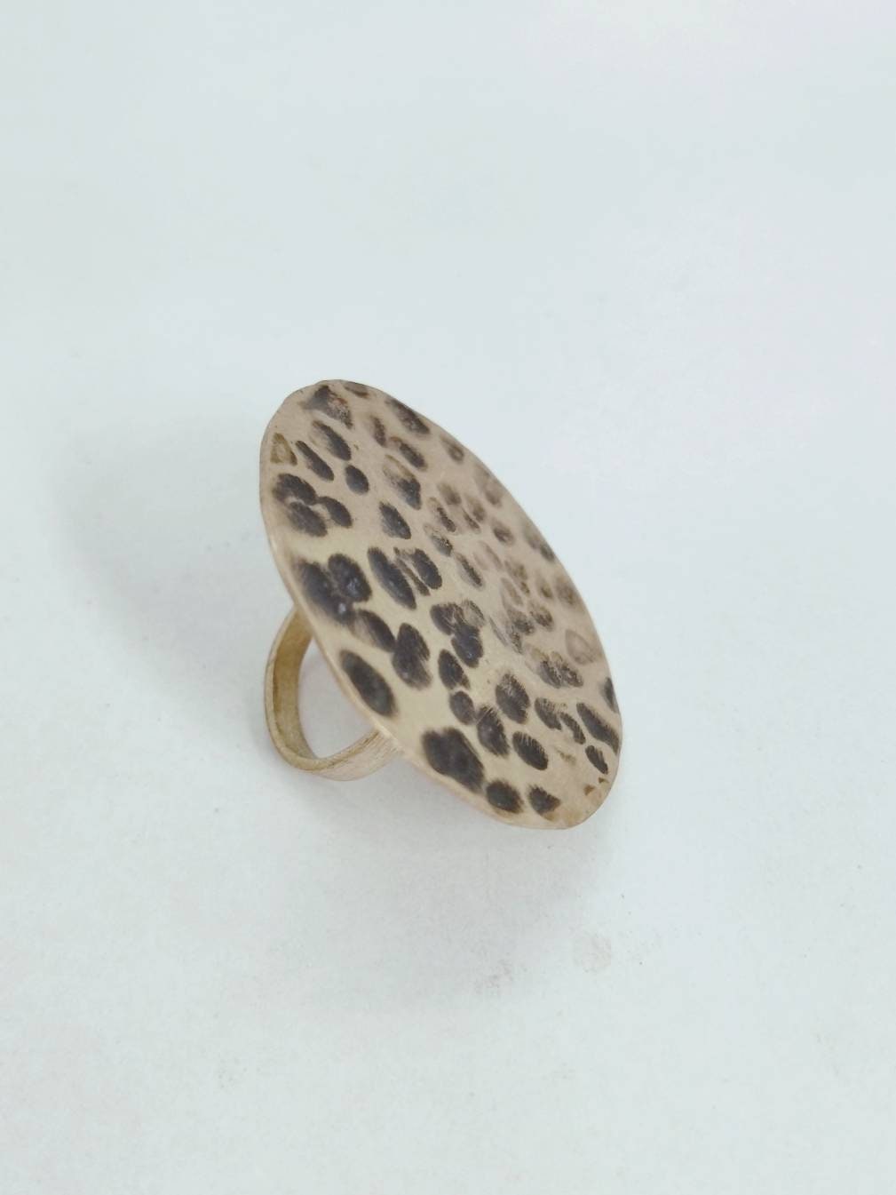 Roher, Gehämmerter Messingring, Rund Roher, Gehämmerter Messingring, Rund von Meloumoi