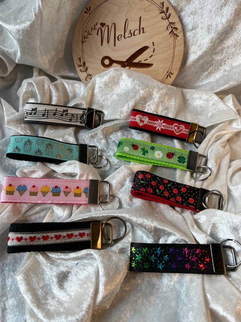 Schlüsselband Schlüsselanhänger Rockabilly Skull Anker Ananas Eis Sterne Kirschen Geschenk Marienkäfer Alpenflora Dirndl Handmade von Melsch16