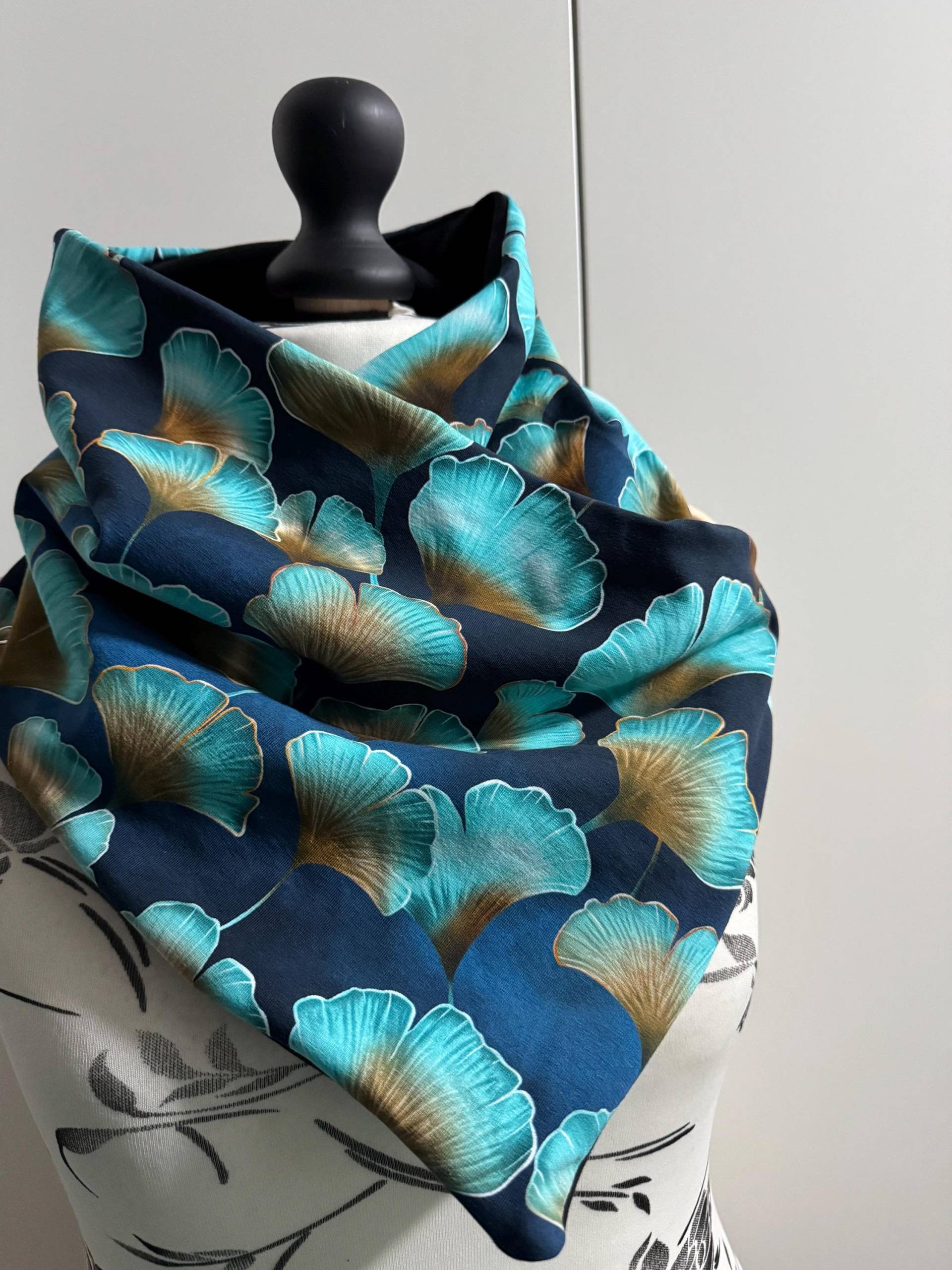 Wickelschal Dreieckstuch Damen Knopfschal Vintage Blumen Weiß Grün Ornamente Halstuch Schal Damenschal Ginkgo Blau Petrol von Melsch16