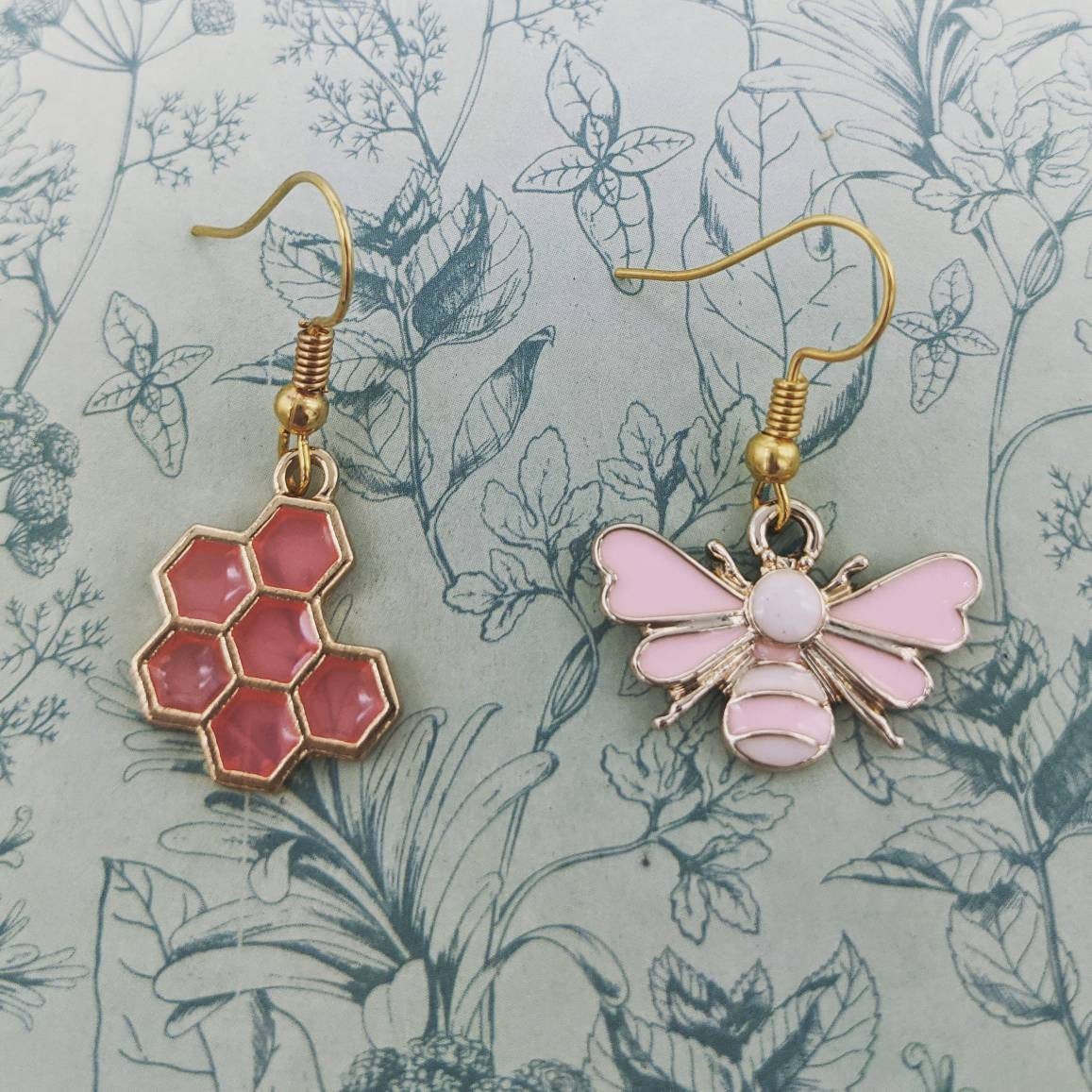 Bienen Ohrringe, Honigwaben Biene Schmuck, Geschenke, Rosa Mädchen Mismatch Natur Liebhaber Bff von Melspridejewellery