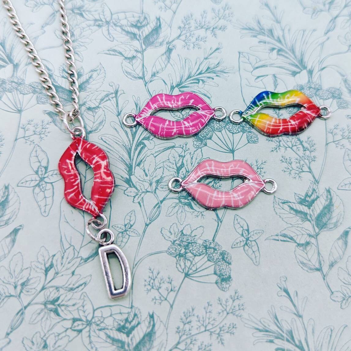 Lippen Halskette, Kuss Mich Charm, Schmuck, Henne Party Geschenke, Makeup Liebhaber Künstler Kosmetiker Lippenstift Inspiriert von Melspridejewellery