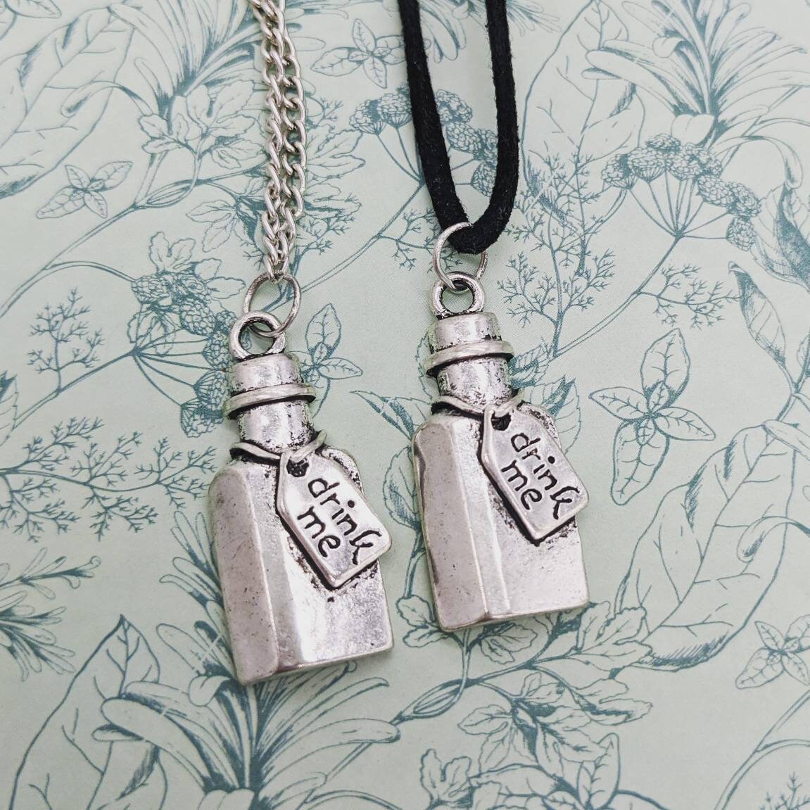 Trinken Sie Mich Halskette, Anhänger Fandom Schmuck, Neuheit Statement-Halskette, Märchen, Schrullige Schrulligen von Melspridejewellery