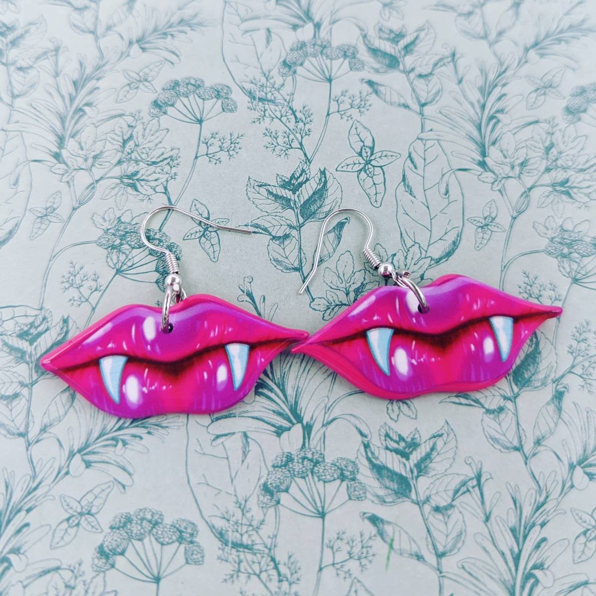 Vampir Ohrringe, Rosa Lippen Statement Schmuck, Gothic Themen von Melspridejewellery