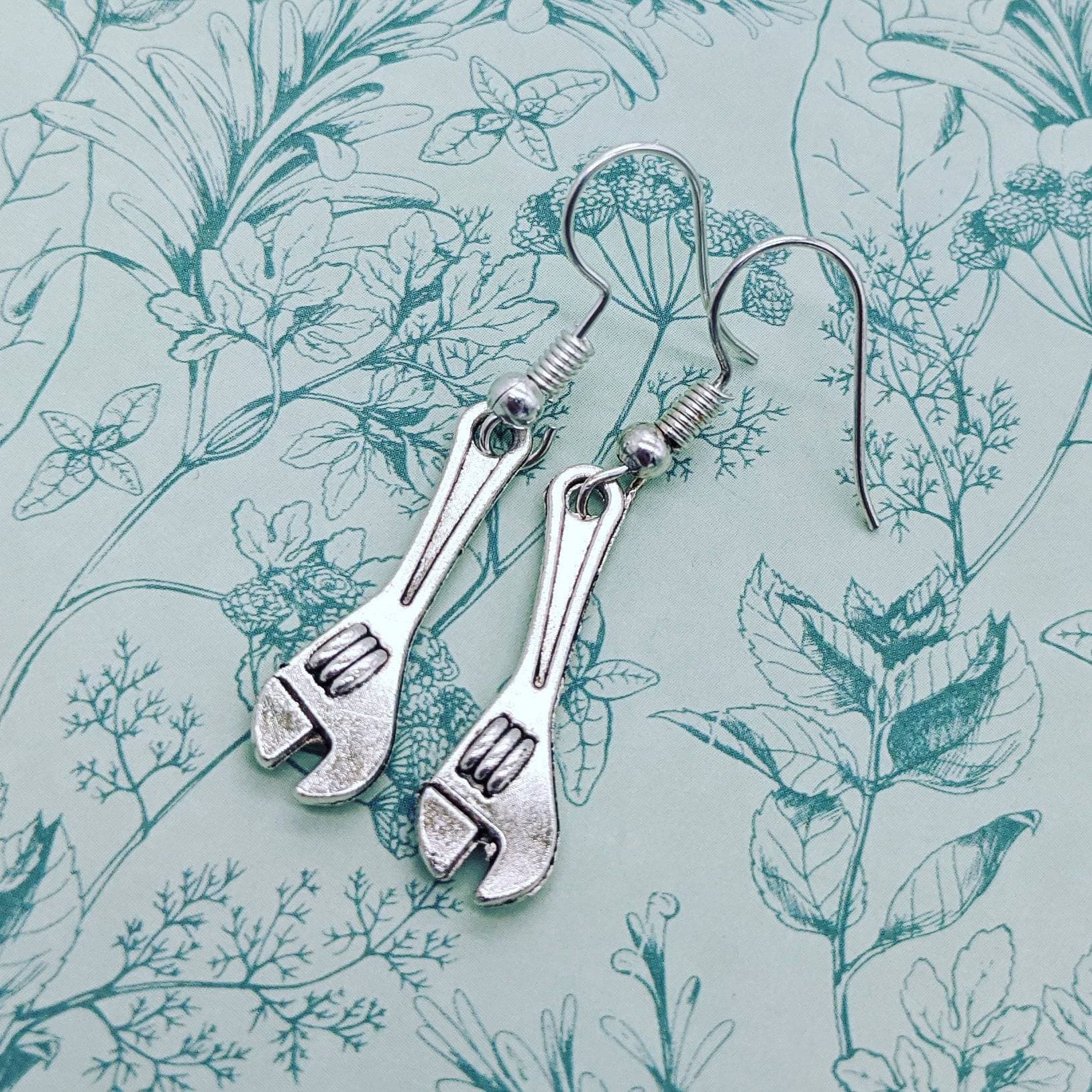 Wrench Neuheit Ohrringe, Spaß Schrullige Handwerker Geschenke, Geheime Weihnachtsgeschenke, Schraubenschlüssel Charme, Werkzeug Geschenke von Melspridejewellery