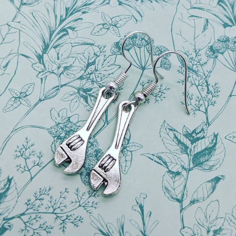 Wrench Neuheit Ohrringe, Spaß Schrullige Handwerker Geschenke, Geheime Weihnachtsgeschenke, Schraubenschlüssel Charme, Werkzeug Geschenke von Melspridejewellery