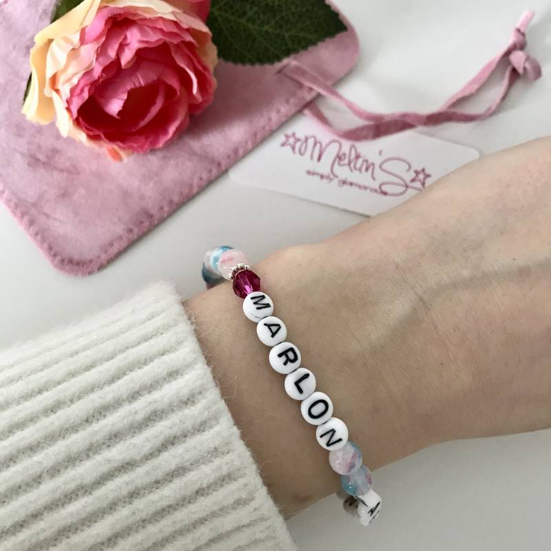 Marlon2 Bunt -Wunderschönes Namensarmband Aus Dem Edelstein/Schmuckstein Jade, Glasbuchstaben, Swarovski Elements Und 925 Sterlingsilber von MeltinS