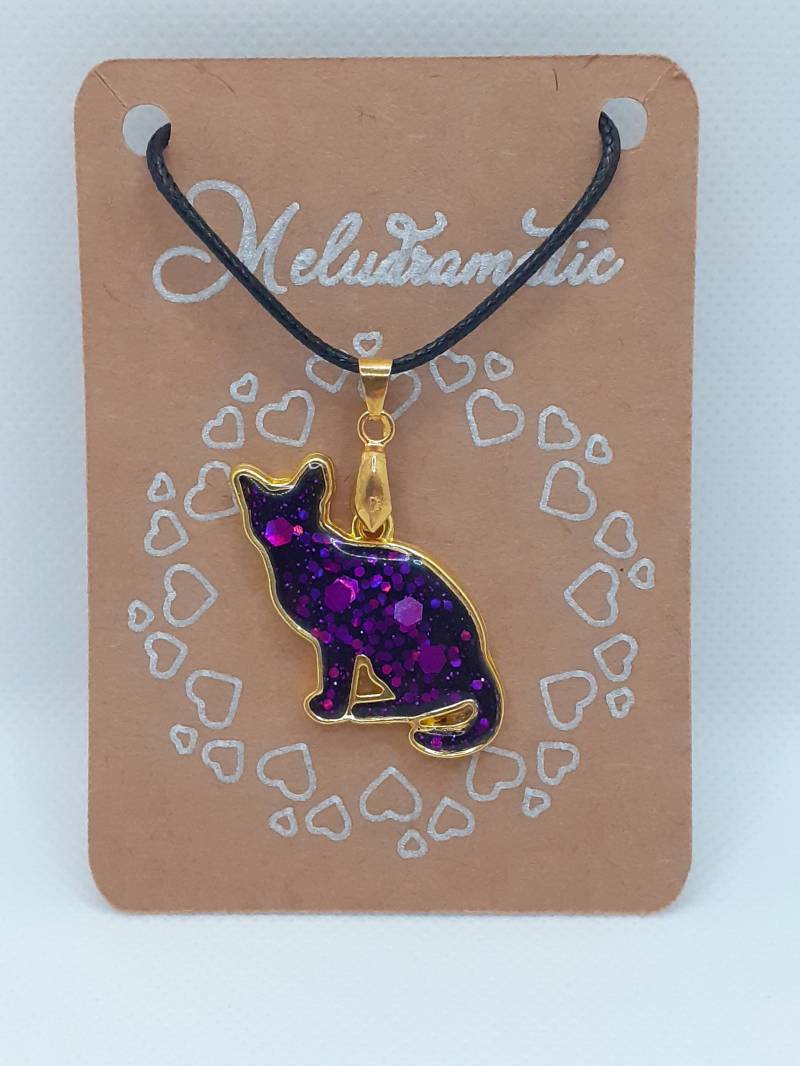 Katzen Anhänger Mit Kette Aus Epoxidharz/Resin Für Katzenliebhaber | Schmuck Halskette Geschenk Sie Lila Gold Glitzer Katzen Anhänger Mit Kette Aus Epoxidharz/Resin Für Katzenliebhaber | Schmuck Halskette Geschenk Sie Lila Gold Glitzer von Meludramatic