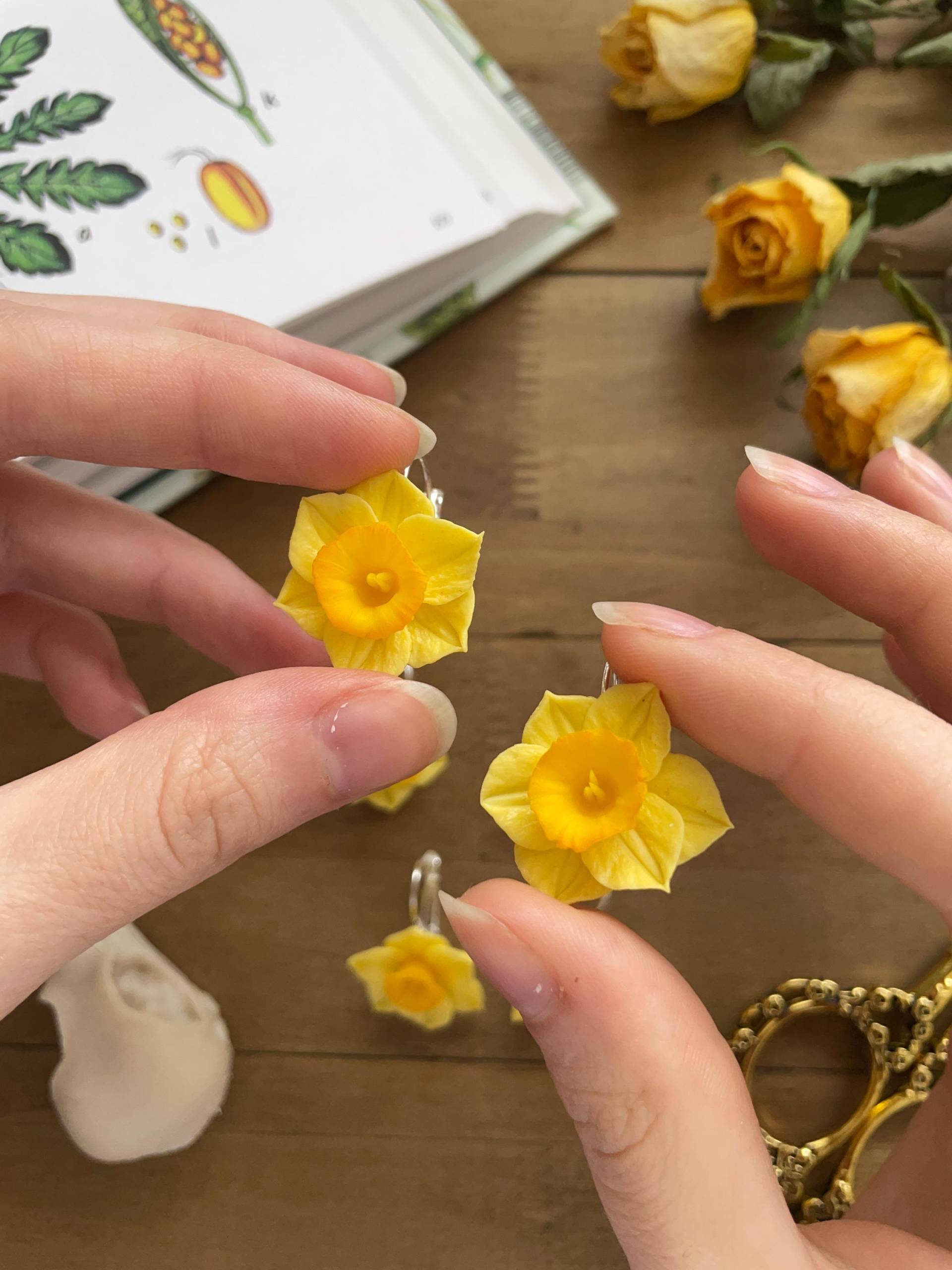 Narzisse Blumen Ohrringe Handgemachte Sterling Silber Ohrhänger Narzisse Blumen Ohrringe Handgemachte Sterling Silber Ohrhänger von Melwasar