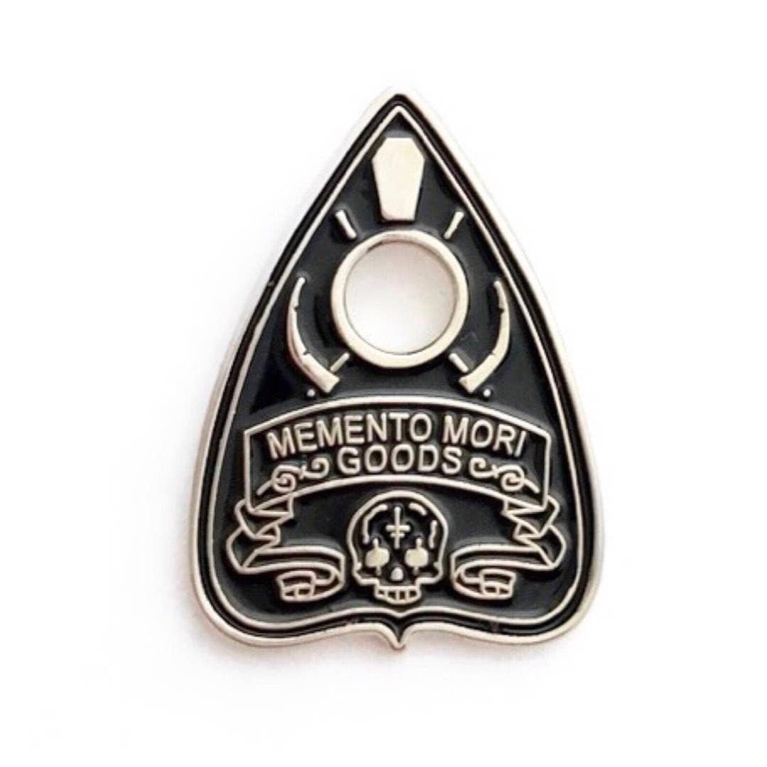 Schwarze Planchette Anstecknadel von MementoMoriGoods