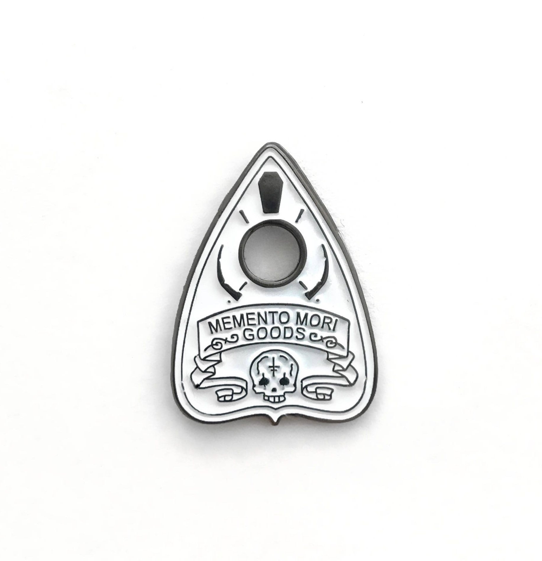 Weiße Planchette Anstecknadel von MementoMoriGoods