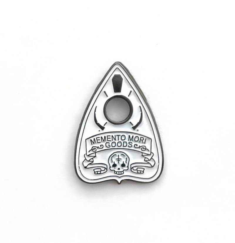 Weiße Planchette Anstecknadel von MementoMoriGoods