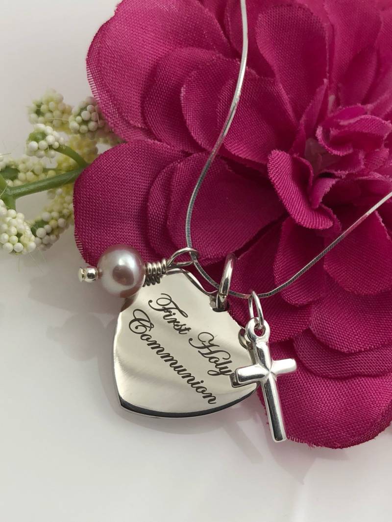 Mädchen 925 Sterling Silber Personalisierte Erstkommunion Gravierte Herz Kreuz Rosa Süßwasserperlen Halskette von MemorableMomentsInc