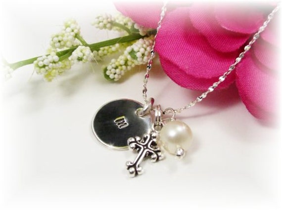 Mädchen Teens Konfirmation Gestempelte Initial Halskette Mit Kreuz Und Geburtsstein Oder Perle von MemorableMomentsInc