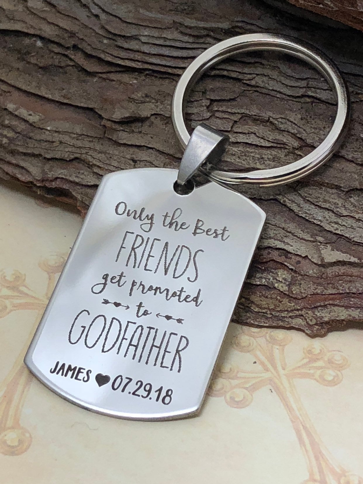 Nur Die Besten Freunde Werden Zum Paten Befördert Personalisierter Dogtag-Schlüsselring-Schlüsselanhänger Mit Name Und Datum Gravierbarer Rückseite von MemorableMomentsInc