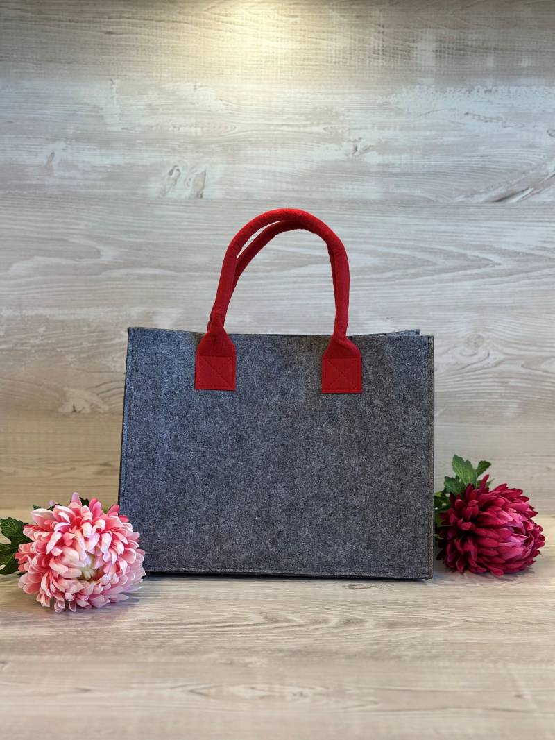 Personalisierte Filztasche Mit Roten Griffen Größe M von MemoriesPresentsDE
