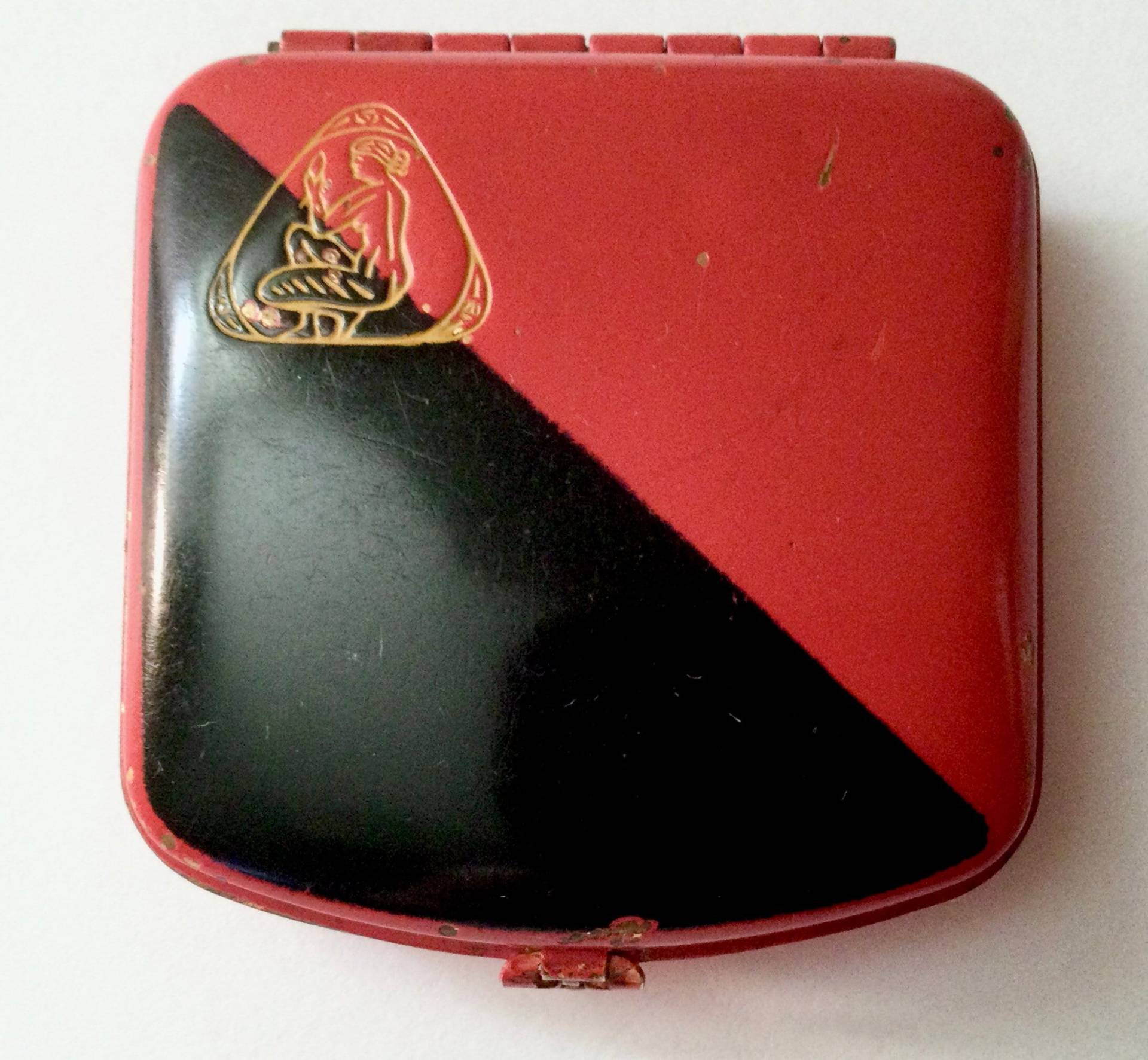 Art Deco Frühe Deere Powder Compact Rot Schwarz Frau Logo von MemoriesofMartha