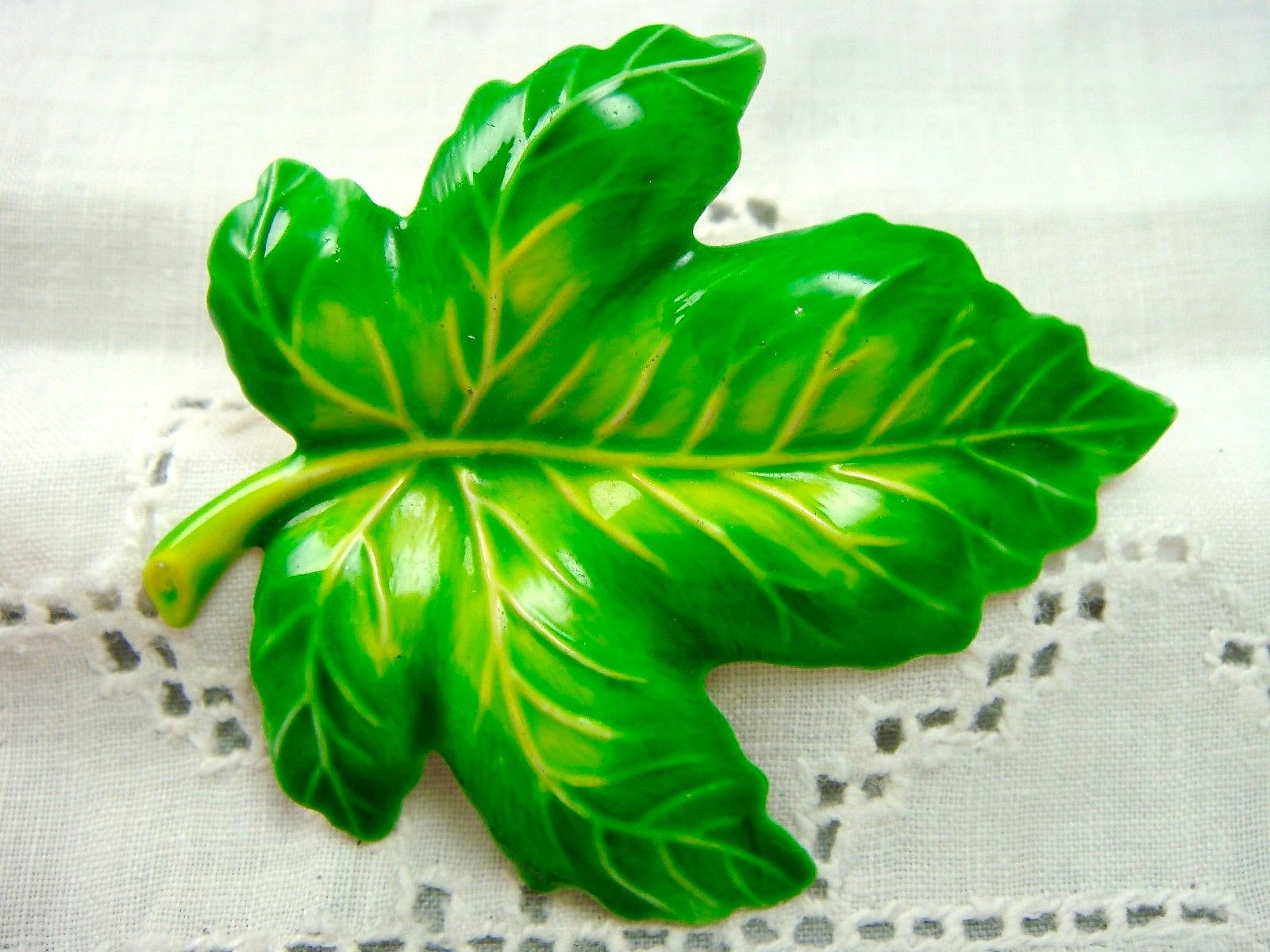 Jahrgang Neongrün Unterzeichnete Original Von Robert Emaille-Ahorn-Blatt-Designer Brosche-Pin von MemoriesofMartha