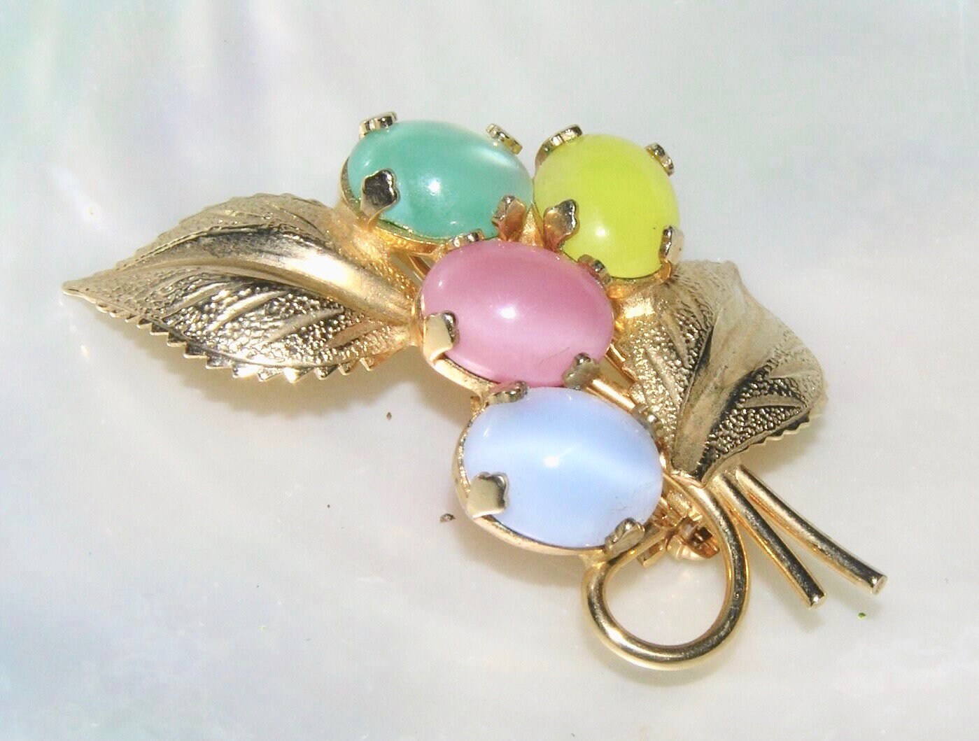 Jahrgang Pastell Moon Glow Ovalen Cabochons Beeren Goldton Blätter Brosche von MemoriesofMartha