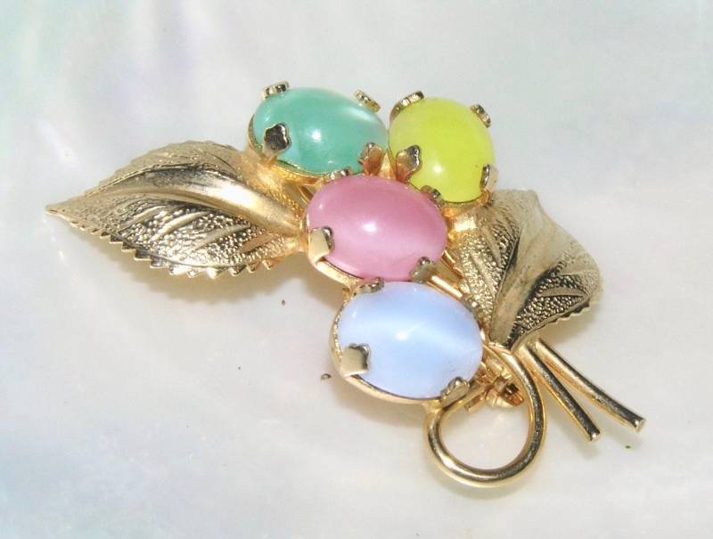 Jahrgang Pastell Moon Glow Ovalen Cabochons Beeren Goldton Blätter Brosche Jahrgang Pastell Moon Glow Ovalen Cabochons Beeren Goldton Blätter Brosche von MemoriesofMartha