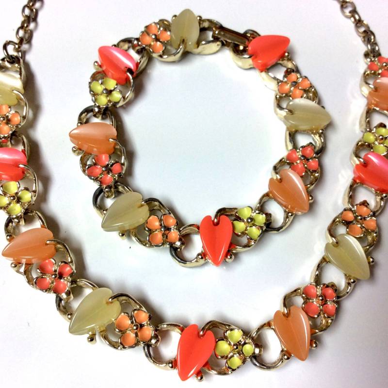 Retro Lucite Und Emaille Armband & Neclace Set Blumen Blätter Grün Orange Gelb von MemoriesofMartha
