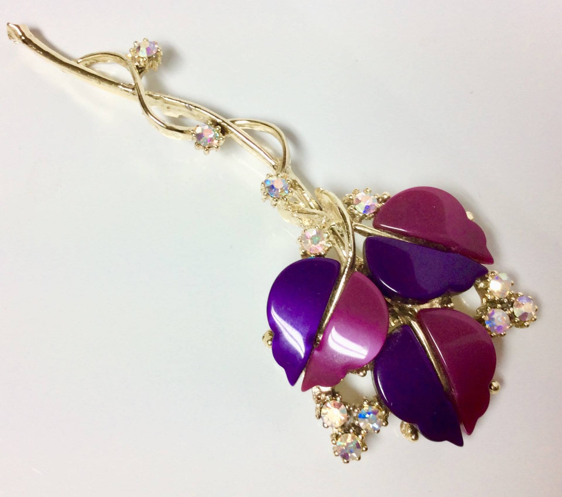 Riesige Vintage Lila Und Rosa Thermoset Brosche Ab Strasssteine Goldfarbenes Metall von MemoriesofMartha