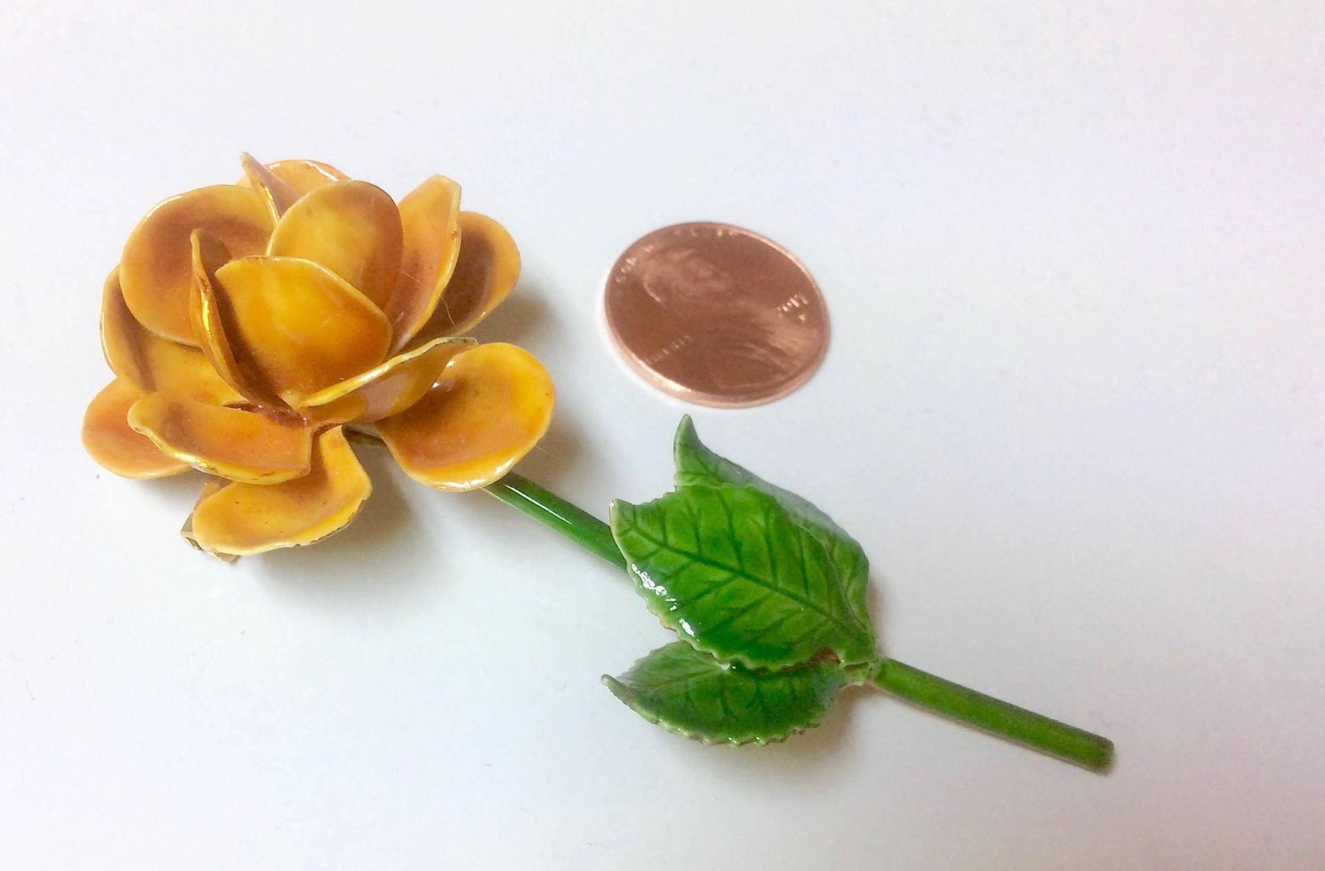 Robert Rose Emaille Blumen Brosche Vintage Signierte Goldene Blütenblätter von MemoriesofMartha