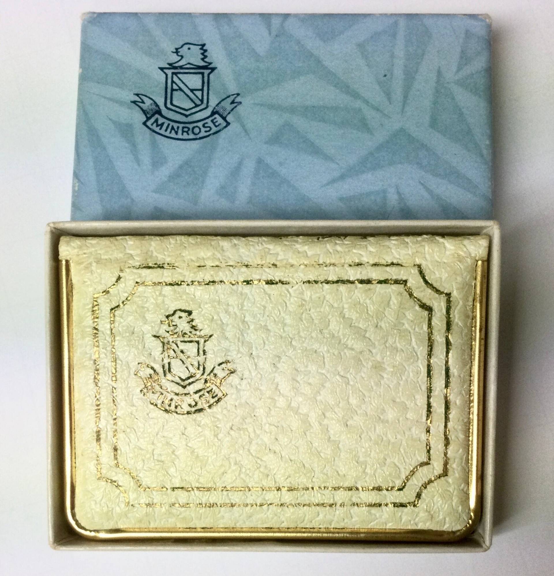 Unbenust in Box Buch Der Jugend Und Schönheit Leder Minirose Powder & Rouge Compact von MemoriesofMartha