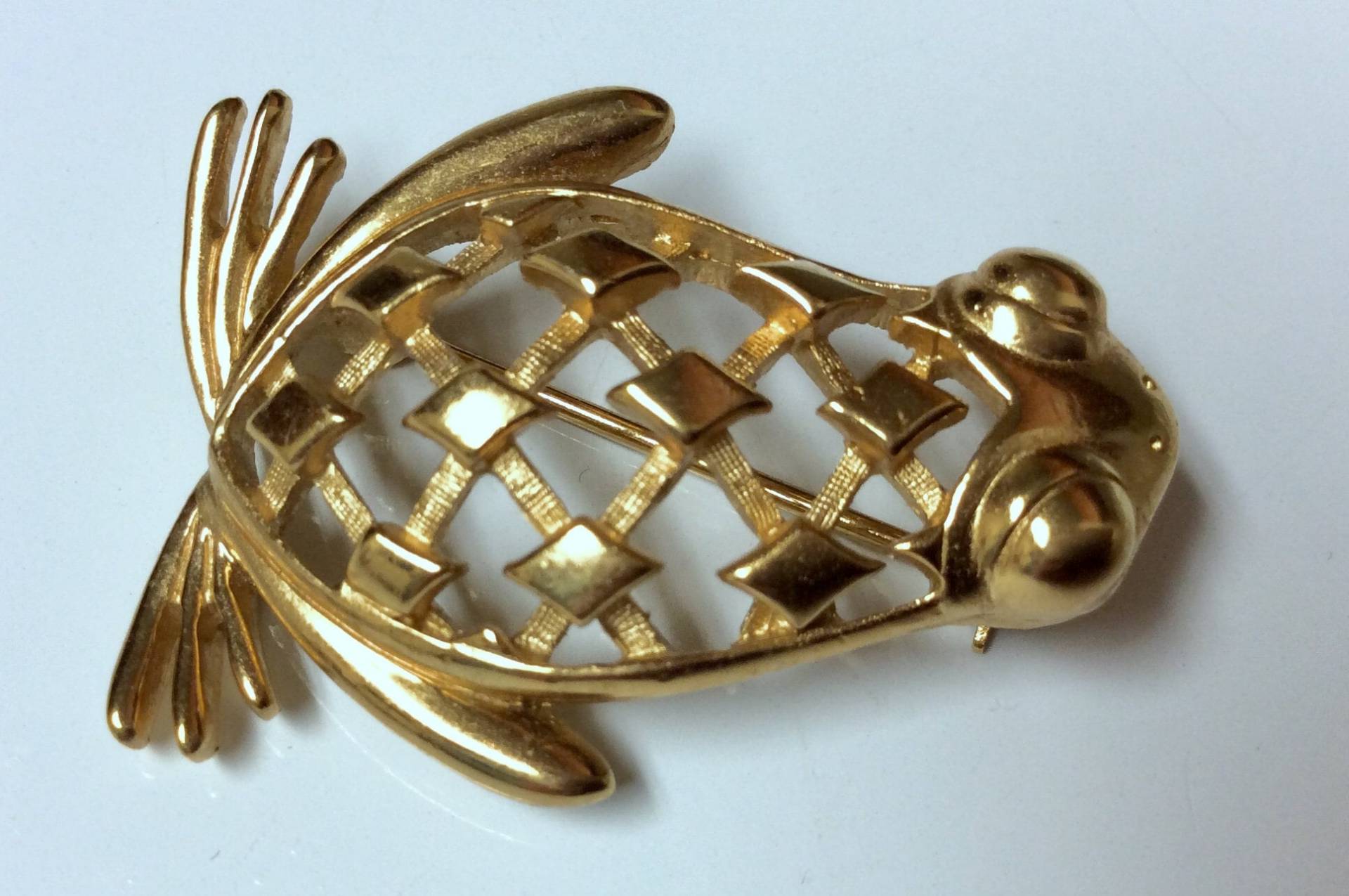 Ungewöhnliche Signierte Krone Trifari Gold Offenes Gitter Und Diamant-Design Texturierter Winziger Frosch von MemoriesofMartha