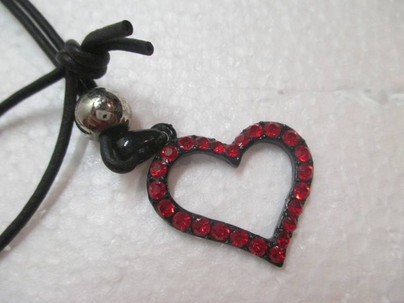 Vintage 1980Er Rote Strass Herz Halskette Auf Schwarzem Lederband 32 Zoll von MemoriesofMartha