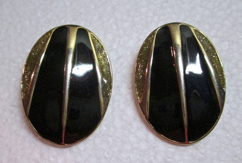 Vintage Art Deco Ohrringe Gold & Schwarze Emaille Anstecknadeln Vintage Art Deco Ohrringe Gold & Schwarze Emaille Anstecknadeln von MemoriesofMartha