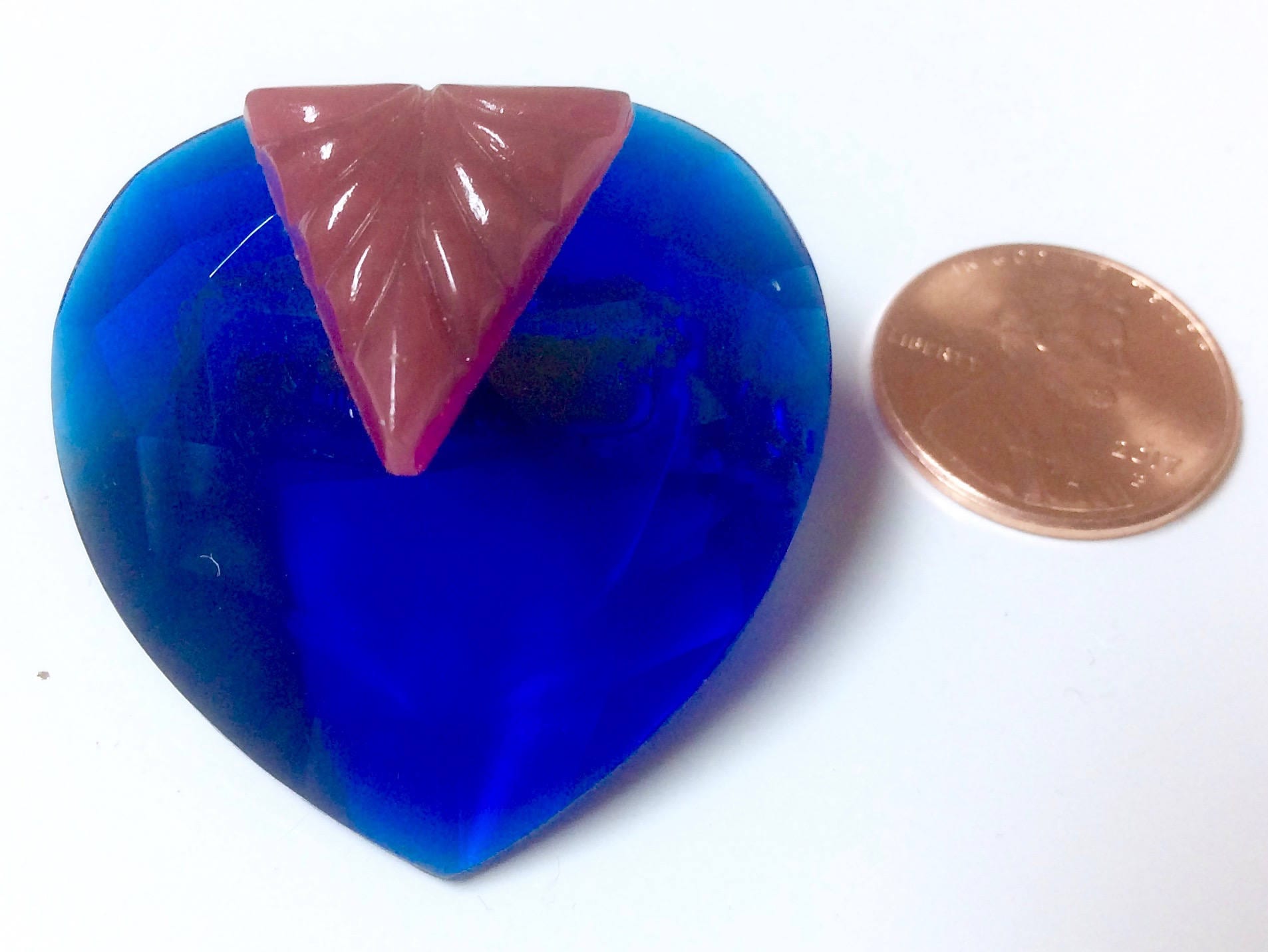 Vintage Facettierte Kobalt Blau Mit Rot Geschnitzter Borte Lucite Thermoset Herz Form Pin Brosche von MemoriesofMartha