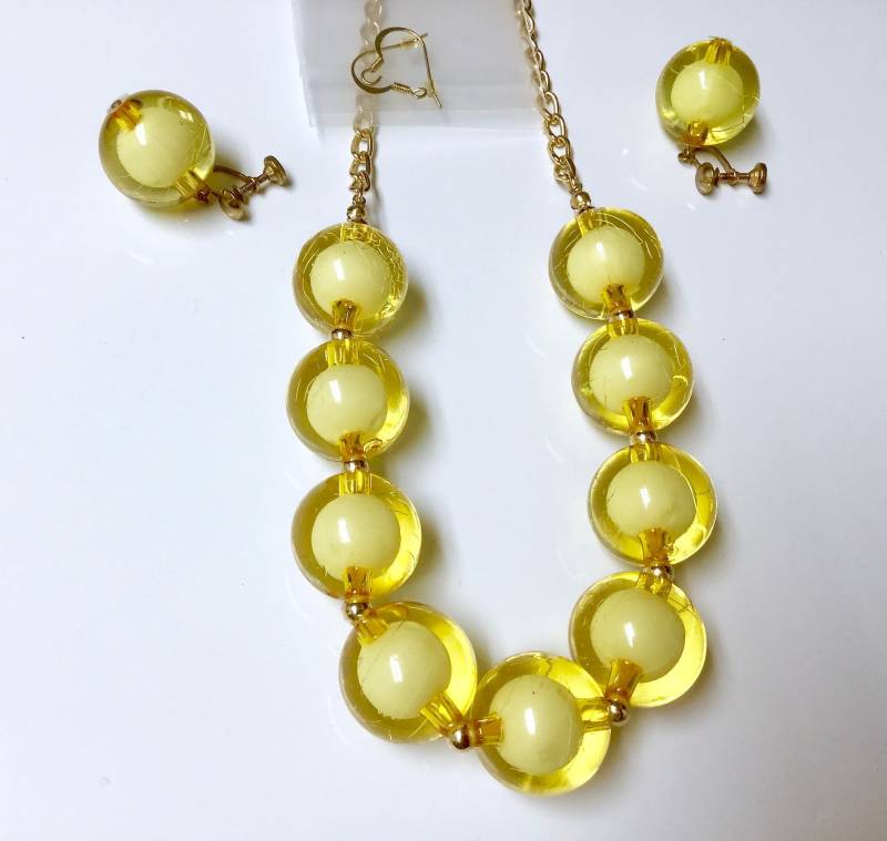 Vintage Gelb Lucite Halskette Und Ohrringe Set von MemoriesofMartha