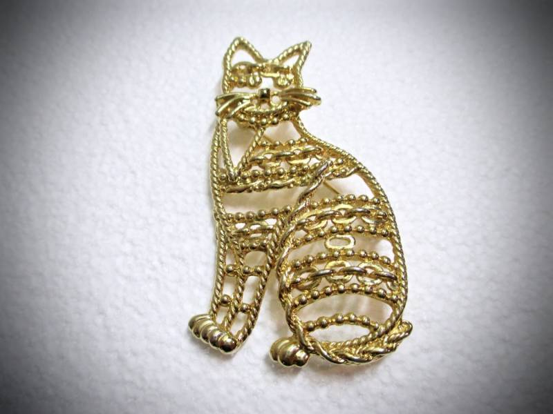 Vintage Große Gold Ton Sitzende Katze Brosche Pin Openwork Signiert 1980 Vintage Große Gold Ton Sitzende Katze Brosche Pin Openwork Signiert 1980 von MemoriesofMartha