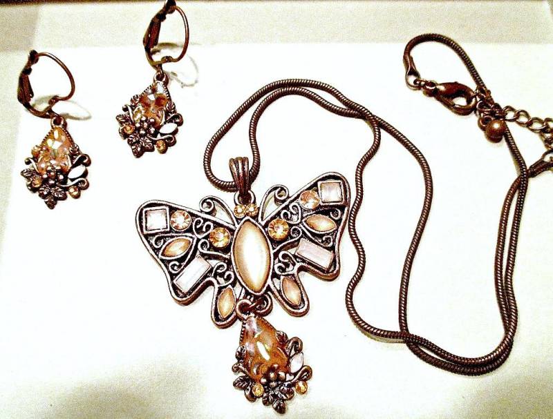Vintage Halskette Und Ohrhänger Set Schmetterling Emaille Bernstein Kostüm 1975 Vintage Halskette Und Ohrhänger Set Schmetterling Emaille Bernstein Kostüm 1975 von MemoriesofMartha