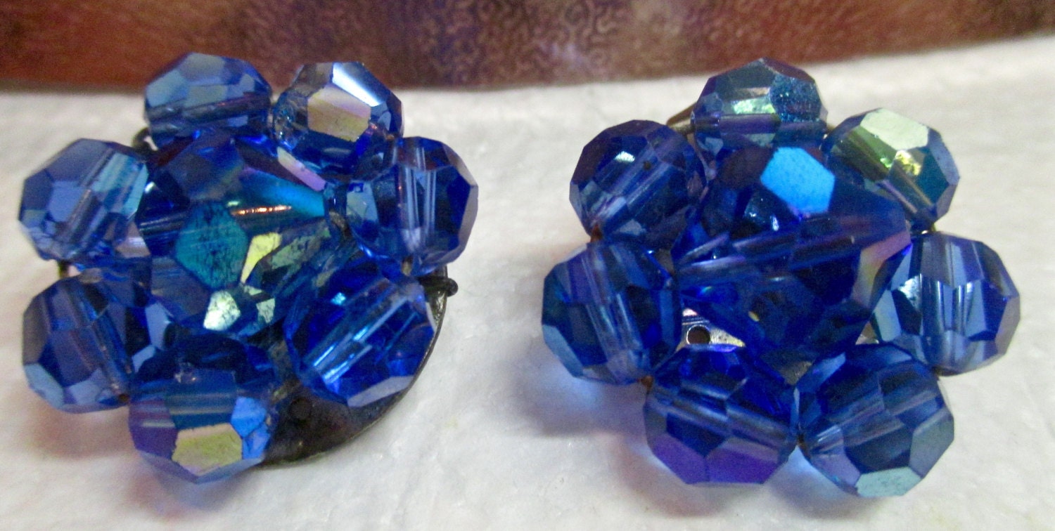 Vintage Irisierende Blaue Glasperlen Ohrclips von MemoriesofMartha