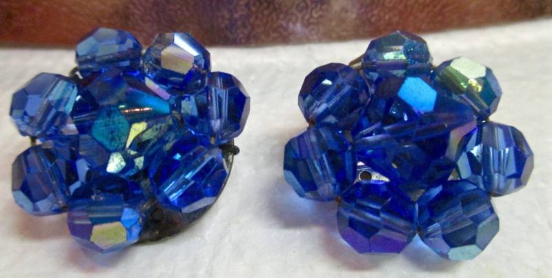 Vintage Irisierende Blaue Glasperlen Ohrclips Vintage Irisierende Blaue Glasperlen Ohrclips von MemoriesofMartha
