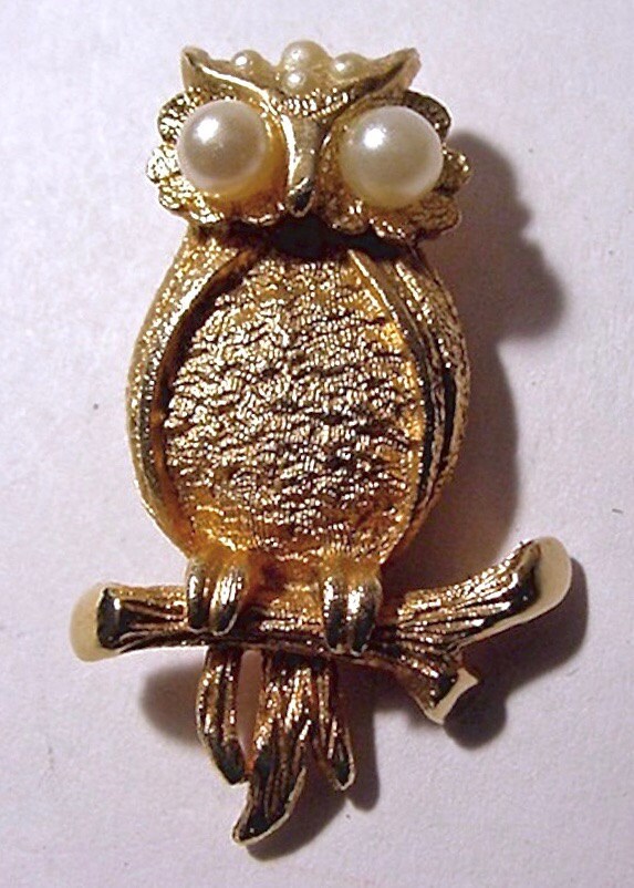 Vintage Kleine Hobe Eule Auf Ast Anhänger Kunstperle Augen Akzentuiert von MemoriesofMartha