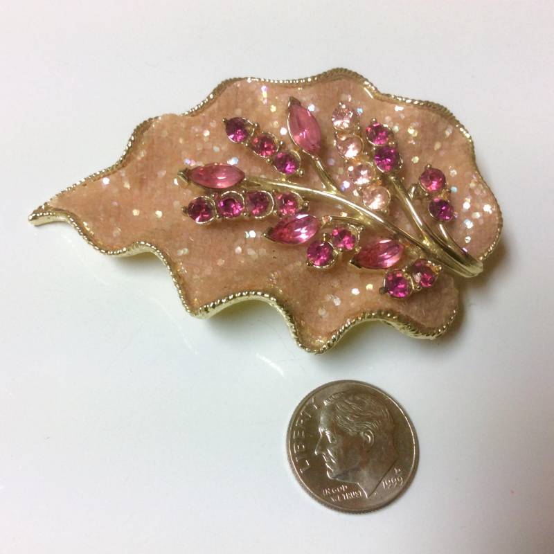 Vintage Kostüm Designer Coro Pink Strass Blatt Brosche Anstecknadel Vintage Kostüm Designer Coro Pink Strass Blatt Brosche Anstecknadel von MemoriesofMartha