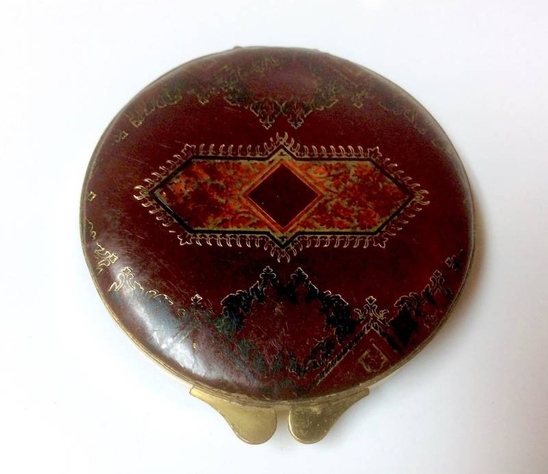 Vintage Leder Powder Compact Naher Osten Design Geprägt Vintage Leder Powder Compact Naher Osten Design Geprägt von MemoriesofMartha