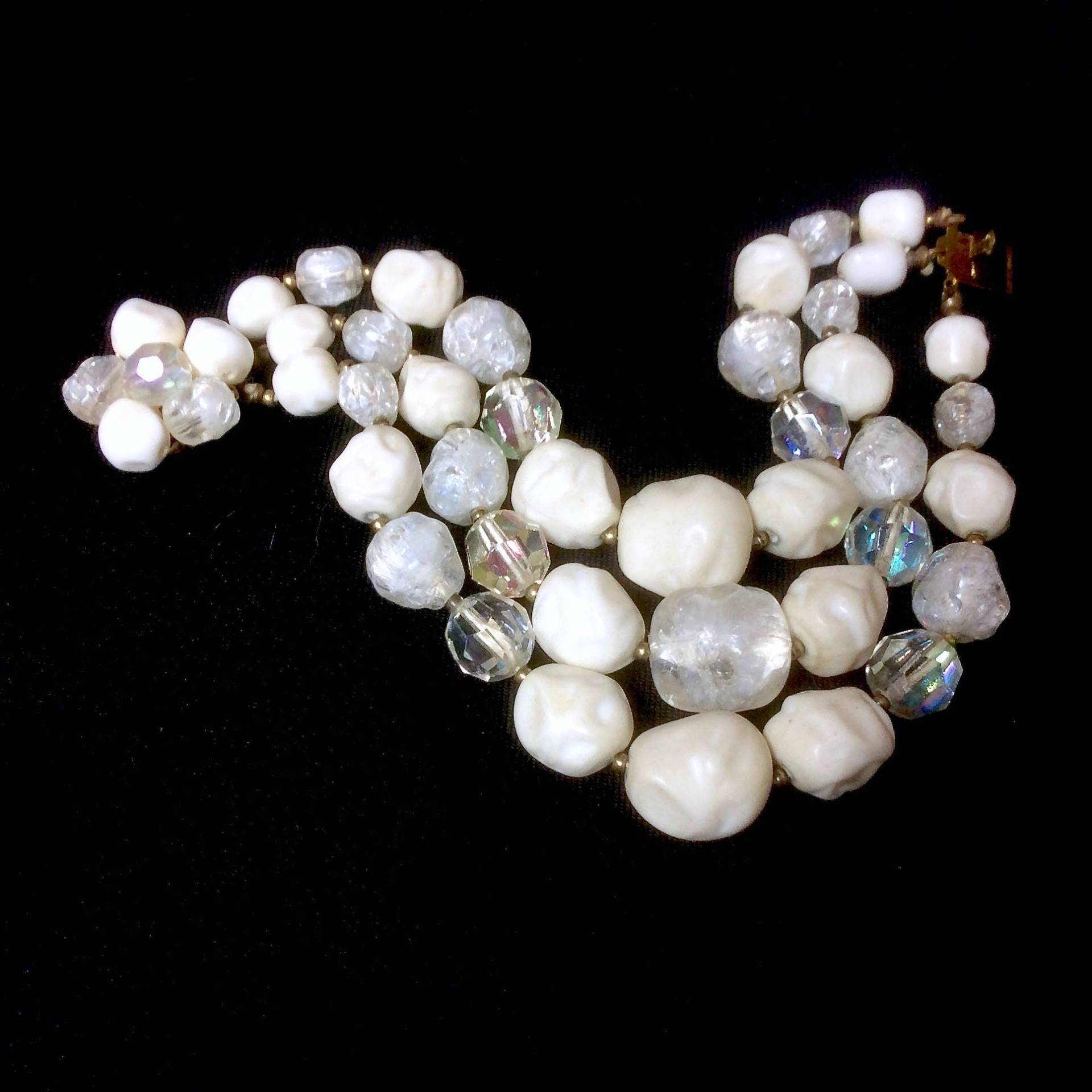 Vintage Off White Mehrstrang Armband Made in Germany Leichtes Kunststoff Acryl Retro von MemoriesofMartha