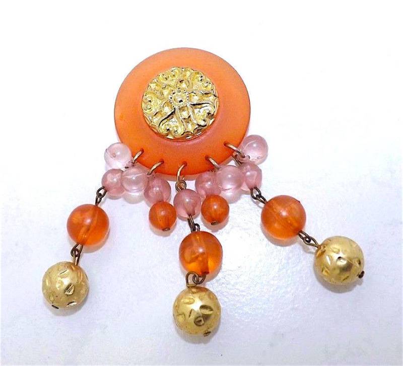 Vintage Orange Flieder Gehämmert Gold Lucite Medaillon Perlen Brosche Anstecknadel Vintage Orange Flieder Gehämmert Gold Lucite Medaillon Perlen Brosche Anstecknadel von MemoriesofMartha