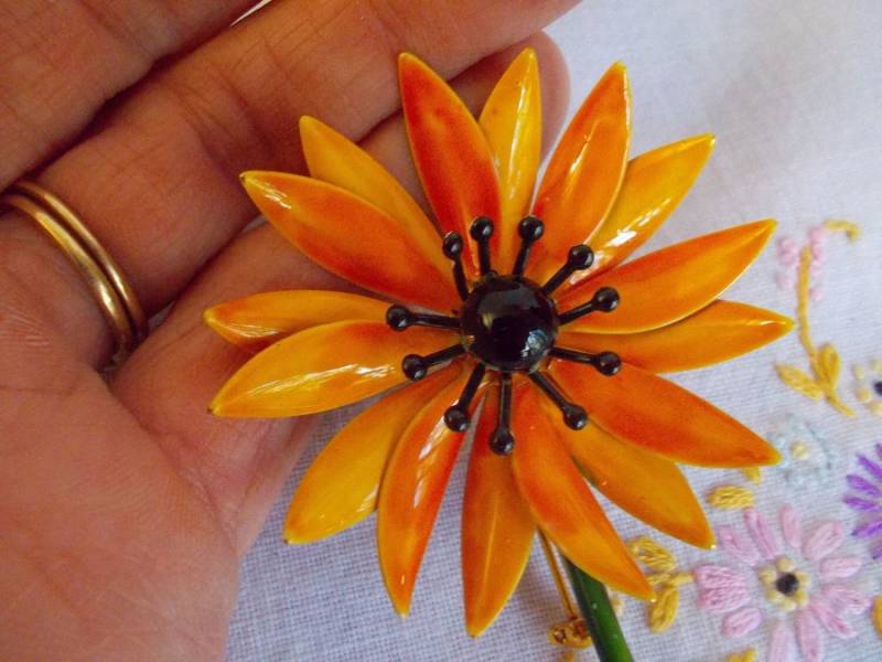 Vintage Original Von Robert 3/4 Zoll Gelb Schwarz Blume Pin Brosche Mit Stamens von MemoriesofMartha