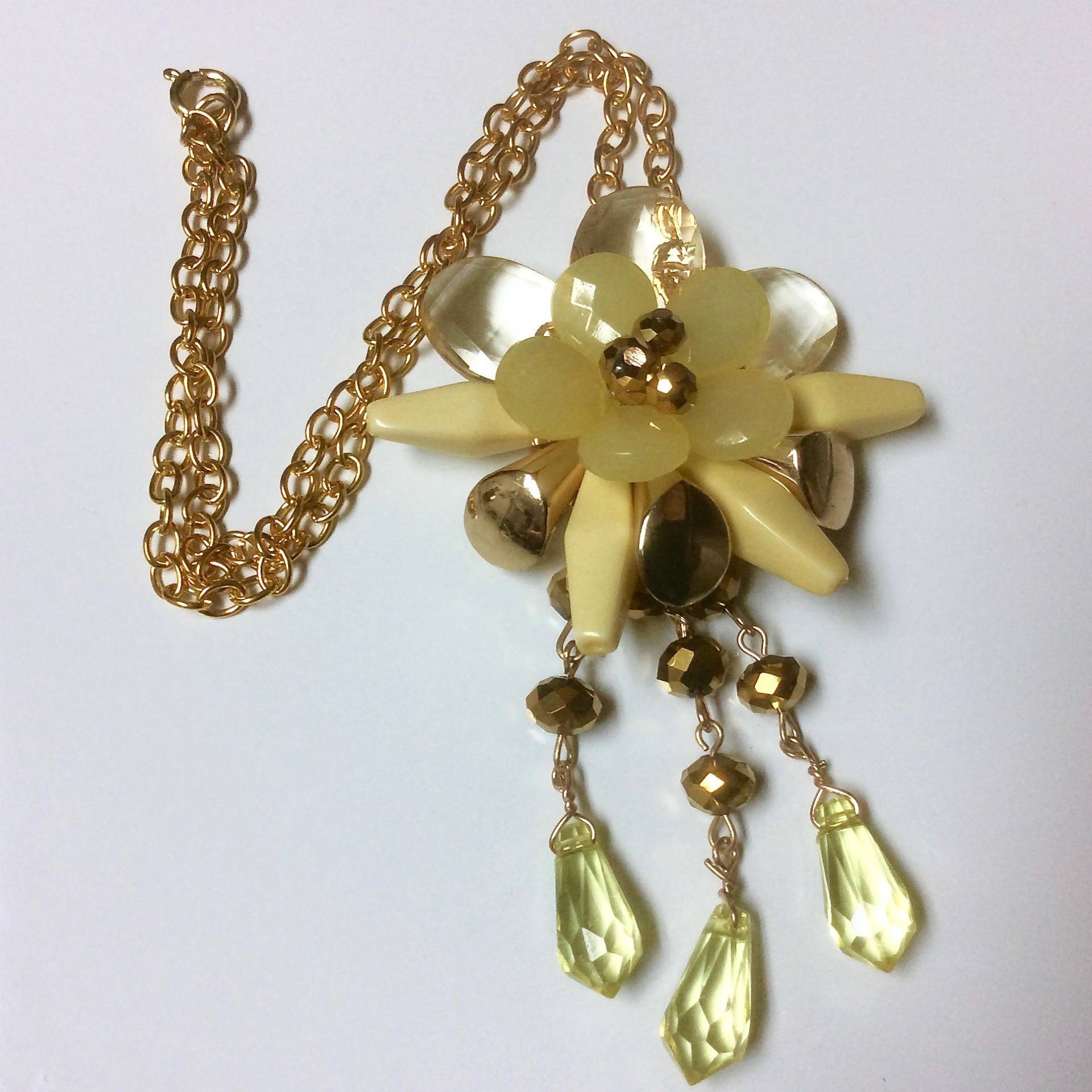 Vintage Retro Statement Halskette Lucite Kunststoff Duroplast Gold Funkeln Perlen Auf Kette Modern von MemoriesofMartha