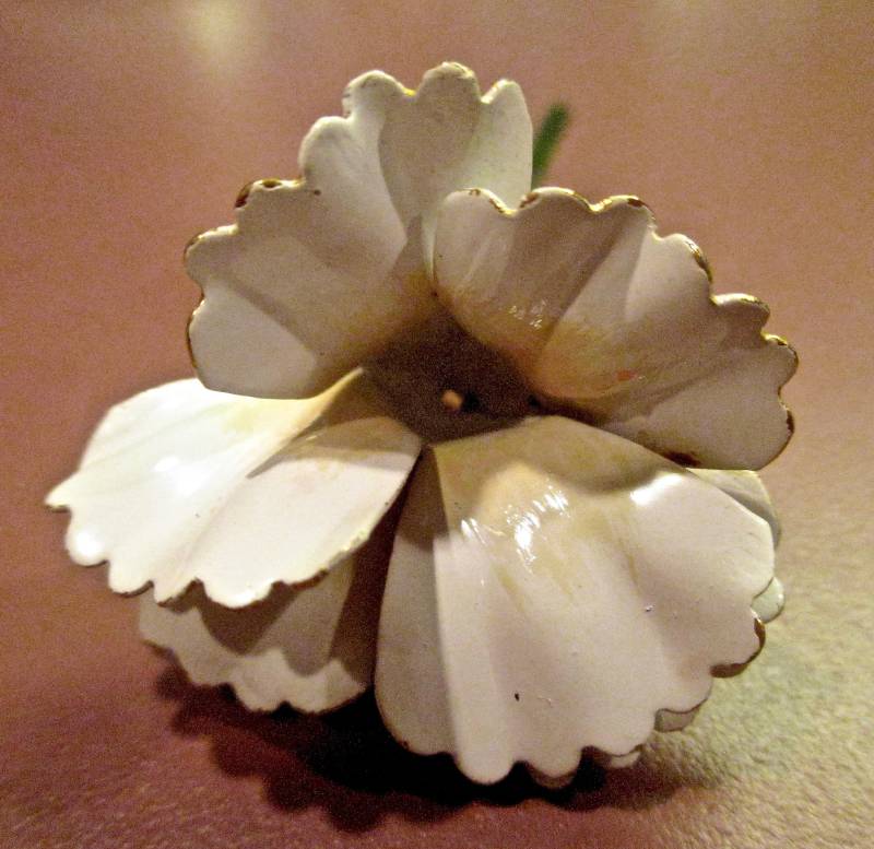 Vintage Robert White Flower Brosche Gekräuselte Ansteckblume Vintage Robert White Flower Brosche Gekräuselte Ansteckblume von MemoriesofMartha